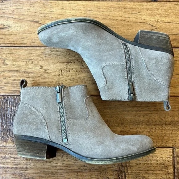 Lucky Brand Betwixt Double Side Zip Ankle Boots Booties Taupe Tan Suede Size 8 - Picture 1 of 13